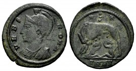 Constantino I. Follis. 330-335 d.C. Nicomedia. (Ric-195). Anv.: VRBS ROMA. Rev.: Loba amamantando a Rómulo y Remo con dos estrellas encima y entre ell...