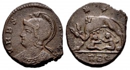 Constantino I. Follis. 330-331 d.C. Roma. (Ric-338). Anv.: VRBS (ROMA). Rev.: Loba amamantando a Rómulo y Remo con 2 estrellas encima y en exergo RBQ....