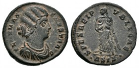 Fausta. Centenional. 326-327 d.C. Siscia. (Spink-16570). (Ric-205). Rev.: SPES REIPVBLICAE. Fausta en pie de frente sujetando a dos niños en sus brazo...