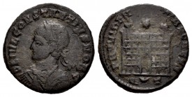 Constantino II. Centenionalis. 326 d.C. Ticinum. (Spink-17226). (Ric-386). Rev.: PROVIDENTIAE CAESS, en exergo media luna ente Q-T. Entrada de campame...