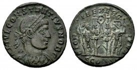 Constantino II. Centenional. 337-340 d.C. Constantinopla. (Spink-17522). (Ric-449). Rev.: GLORIA EXERCITVS. Dos soldados con estandarte y lanza, en ex...