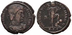 Magnencio. 1/2 centenional (maiorina pesada). 350 d.C. Roma. (Spink-18813). (Ric-179). Rev.: VICTORIA AVG LIB ROMANO R. Magnencio de pie a derecha con...