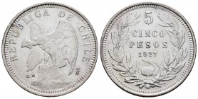 Chile. 5 pesos. 1927. Santiago. (Km-173.1). Ag. 24,94 g. Golpecitos en el canto. MBC+. Est...70,00. English: Chile. 5 pesos. 1927. Santiago. (Km-173.1...