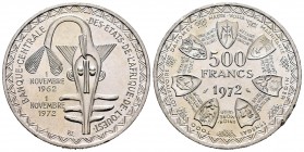 Estados Africanos del Oeste. 500 francos. 1972. (Km-7). Ag. 24,98 g. 10º Aniversario de la Unión Monetaria. Golpe en el canto. SC-. Est...15,00. Engli...