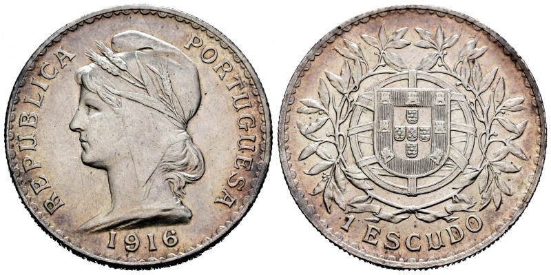 Portugal. 1 escudo. 1916. (Km-564). (Gomes-23.02). Ag. 25,02 g. Brillo original....