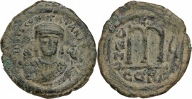 Tiberius II Constantine (578-582). AE Follis. Constantinople mint, 1st officina. Dated RY 5 (578/9). D/ Crowned bust facing, wearing consular robes, h...