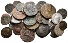 IMPERIO ROMANO. Lote compuesto por 35 monedas de diferentes emperadores y épocas. Calidades baja. A EXAMINAR.