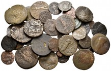 IMPERIO ROMANO. Lote compuesto por 35 monedas de bronce de diferentes emperadores y épocas. Calidades bajas. A EXAMINAR.