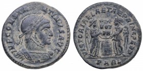 319 dC. Constantino I (307-337). Arelate. Follis. Ae. 2,75 g. IMP CONSTA-NTINVS AVG. Busto de Constantino con casco laureado y acorazado a la derecha....