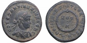 320-21 dC. Constantino II. Ticinum. Follis. Ae. 2,50 g. CONSTANTINVS IVN NOB C. Busto de Constantino laureado, drapeado y acorazado a la derecha. /DOM...
