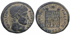 326-328 dC. Constantino I. Tesalónica. Follis. Ae. 3,20 g. CONSTAN-TINVS AVG. Cabeza de Constantino laureada a la derecha. /PROVIDEN-TIAE AVGG. Puerta...