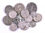 Lote de 12 monedas griegas en plata, todas distintas, incluye 2 monedas de la India. Total 14 monedas. A examinar. MBC/MBC+.