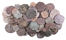 Lote de 61 bronces bizantinos distintos, incluye 2 monedas de las cruzadas, 1 aplique y 2 medievales. Total 66 monedas. A examinar. BC/MBC+.