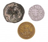 Lote de 3 monedas formado por: 1 semis republicano de imitación, 1 moneda carolingia europea y 1 jetón de Estados Unidos. A examinar. MBC-/MBC+.