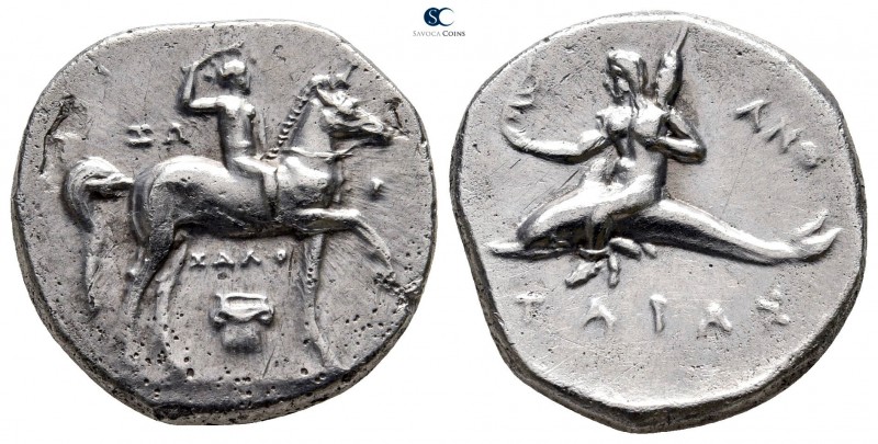 Calabria. Tarentum 280-272 BC. 
Nomos AR

20 mm., 6,38 g.

ΣΩ, ΧΑΛΟ, youth ...