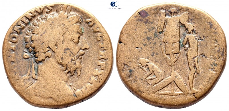 Marcus Aurelius AD 161-180. Rome
Sestertius Æ

30 mm., 20,29 g.

M ANTONINV...