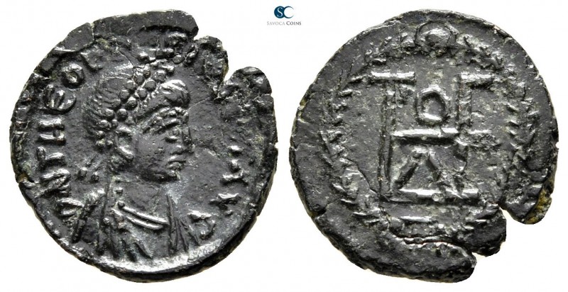 Theodosius II AD 402-450. Constantinople or Nicomedia
Nummus Æ

15 mm., 1,35 ...
