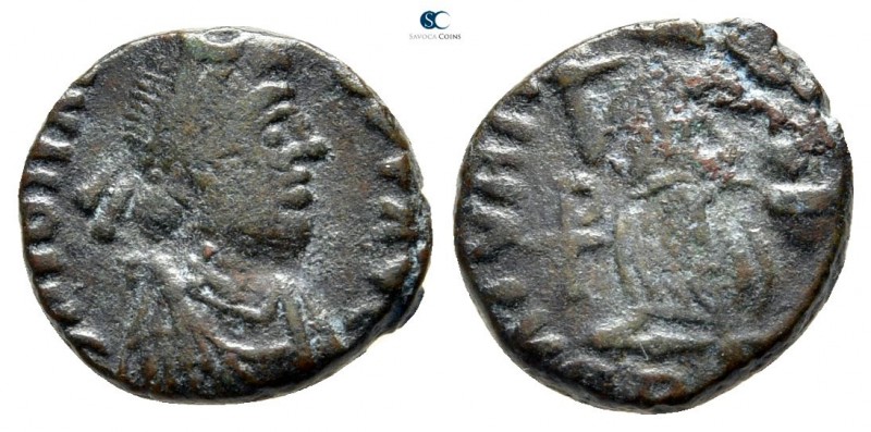 Johannes AD 423-425. Rome
Nummus Æ

12 mm., 1,38 g.

[D N IOHANNES P F AVG]...
