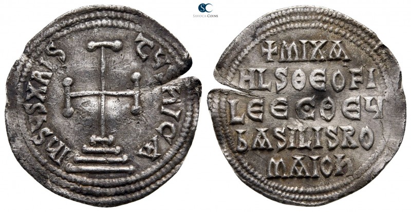 Michael II AD 821-829. Constantinople
Miliaresion AR

22 mm., 2,09 g.

IhSЧ...