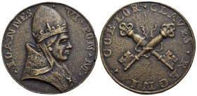 PAPALI - Giovanni VI (701-705) - Medaglia - Busto a d. - R/ Chiavi decussate Opus: G.B. Pozzo Ø: 41 mm. - (AE g. 21,01) Fusione Di restituzione XVI° s...