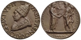 PAPALI - Sisto IV (1471-1484) - Medaglia - Busto con piviale e triregno a s. - R/ Costantino I con toga e caduceo stringe la mano alla figura allegori...