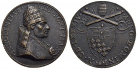 PAPALI - Innocenzo VIII (1484-1492) - Medaglia - 1484 - Busto con triregno a d. - R/ Stemma pontificio Opus: Paladino Ø: 43 mm. - (AE g. 26,3) Riconio...