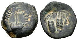 Judea. Prutha. 37-44 d.C. Agripa I (Dinastía de Herodes). (Gic-5567). Anv.: Pabellón, alrededor leyenda. Rev.: Tres espigas. Ae. 1,97 g. MBC. Est...30...