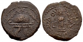 Judea. Herodes el Grande. Bronce. 40-37 a.C. Samaria. (Sng Ans-195). Anv.: Casco bajo estrella, a los lados palmas. Rev.: Trípode. Ae. 7,53 g. 24 mm. ...