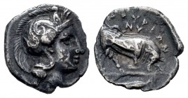 Lucania. Thurium. Óbolo. 350-300 a.C. Anv.: Cabeza con casco de Aenea a derecha. Rev.: (ΘO)YPIΩN / NY. Toro embistiendo a dercha, debajo atún. Ag. 0,8...