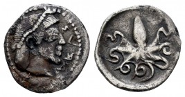 Sicilia. Siracusa. Litra. 485-478 a.C. (Cy-902). Anv.: Cabeza de Arteusa aderecha, delante ΣΙΡΑ. Rev.: Pulpo. Ag. 0,65 g. BC+. Est...35,00. / Sicily. ...