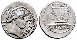 Scribonia. Denario. 62 a.C. Roma. (Ffc-1102). (Craw-416/1a). (Cal-1248). Rev.: El pozo scriboniano adornado con guirnaldas laterales, debajo martillo,...