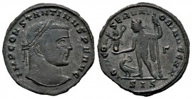 Constantino I. Follis. 313-316 d.C. Siscia. (Spink-15969). (Ric-484). Rev.: IOVI CONSERVATORI AVGG NN. Júpiter sosteniendo a Victoria con globo y con ...