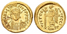 Anastasio. Sólido. 491-518 d.C. Constantinopla. (S-3). Rev.: VICTORIA AVGGG S / CONOB. Victoria en pie a izquierda con cruz larga, estrella en el camp...