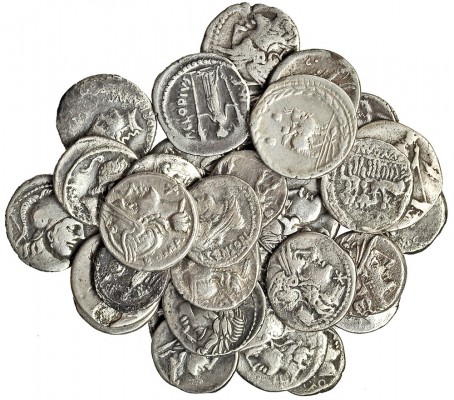 31 monedas: 28 denarios, 2 victoriatos y 1 quinario. Muchos con importantes defe...