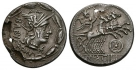 GENS ACILIA. Denario. (Ar. 3,09g/18mm). 125 a.C. Roma. (Crawford 271/1; FFC 92). MBC+. Fallo de metal en la acuñación.