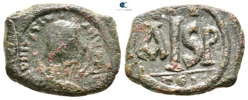 Justinian I AD 527-565. Thessalonica
16 Nummi Æ

23 mm., 6,03 g.



nearl...