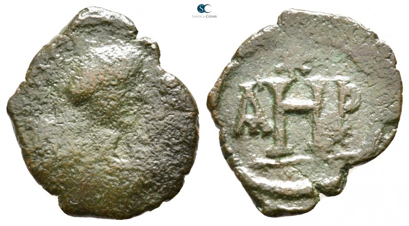 Justinian I AD 527-565. Thessalonica
8 Nummi Æ

18 mm., 2,77 g.



fine