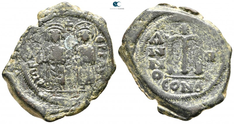 Phocas, with Leontia AD 602-610. Constantinople
Follis Æ

33 mm., 11,90 g.
...