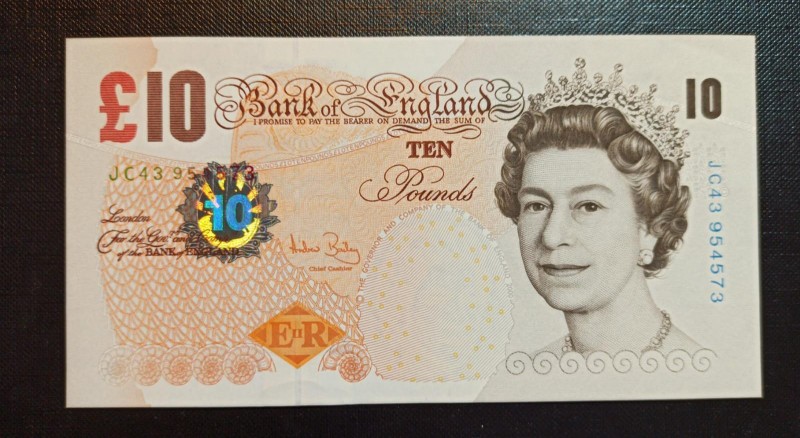 Great Britain, 10 Pounds, 2004, UNC (-), p389c 
Queen Elizabeth II potrait. 
S...