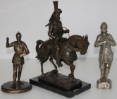 Lot von 3 stück 
Kunst und Antiquitäten / Art and antiques. Sammlung von Rittern. Figur Reiter zu Pferd (32 cm), Figur Ritter stehend (22 cm), Figur ...