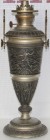 Öl-Lampe 
Kunst und Antiquitäten / Art and antiques. Öl-Lampe Ende des 19. Anfang des 20. Jahrhunderts. Metall, Antik Motiv. Größe: 43cm