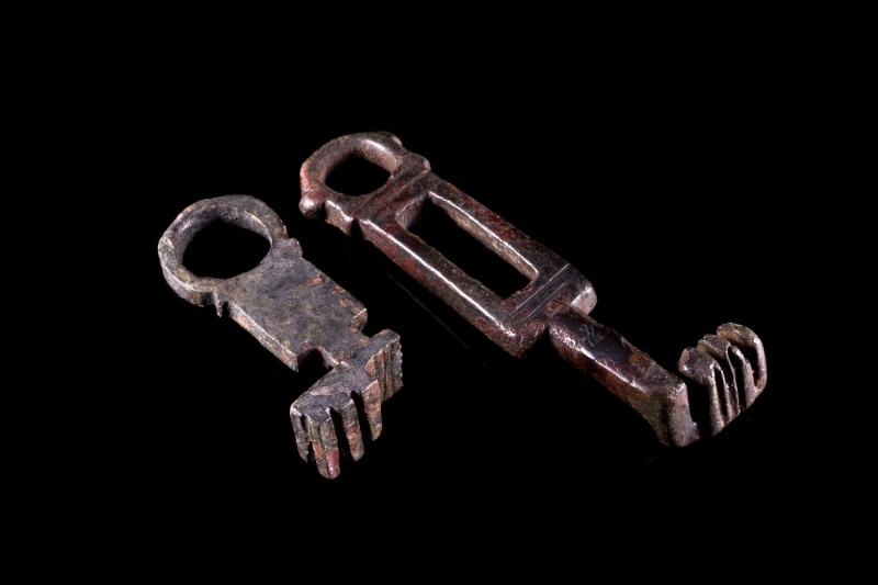 Lot of 2 Roman Bronze Keys with loops. c. 2nd-4th century AD. Different lenghts:...