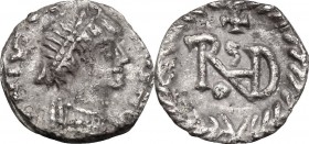 Ostrogothic Italy, Theoderic (493-526).. AR 1/4 Siliqua, in the name of Justin I, Ravenna mint, c. 518-526