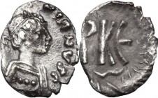 Justinian I (527-565).. AR 125 Nummi, light group, Ravenna mint
