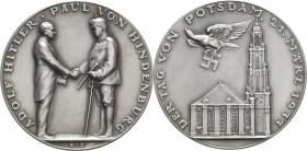 Drittes Reich
 Zinkmedaille 1933 (K. Goetz) Tag von Potsdam. Hitler und Hindenburg stehen einander gegenüber und geben sich die Hand / Adler mit Hake...