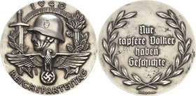 Drittes Reich
 Versilberte Bronzemedaille 1940 (Richard Klein/Deschler) Reichsparteitag. Kopf eines Soldaten nach links über Reichsadler, zwischen Fa...
