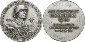 Drittes Reich
 Zinkmedaille 1940 (B. H. Mayer, Pforzheim) Neujahrsmedaille 1939-1940. Soldatenkopf halbrechts, davor Landwirt und Arbeiter / 6 Zeilen...