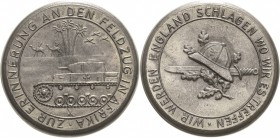 Drittes Reich
 Weißmetallgussmedaille o.J. (um 1941). Feldzug in Afrika. Panzer in der Wüste vor Oase / Tropenhelm auf Schwert und Eichenlaub. 50,5 m...