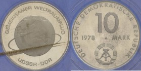Gedenkmünzen Polierte Platte
 10 Mark 1978. Weltraumflug. Im verplombten Originaletui Jaeger 1568 Selten. Leichte Klebereste auf dem Etui, Polierte P...