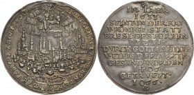 Schlesien-Städte
Breslau 1/2 Pesttaler 1633 (H. Rieger) Stadtansicht von Breslau, darüber Engel mit Schwert und Totenkopf / 12 Zeilen Schrift. 40,2 m...